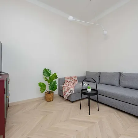 Bright Rakowiecka Near Pole Mokotowskie By Renters *